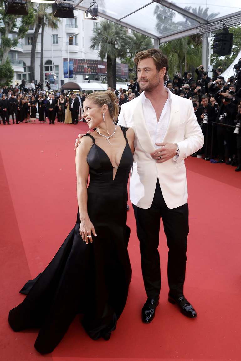 Elsa Pataky dazzles on the Cannes red carpet: stunning black dress and ...