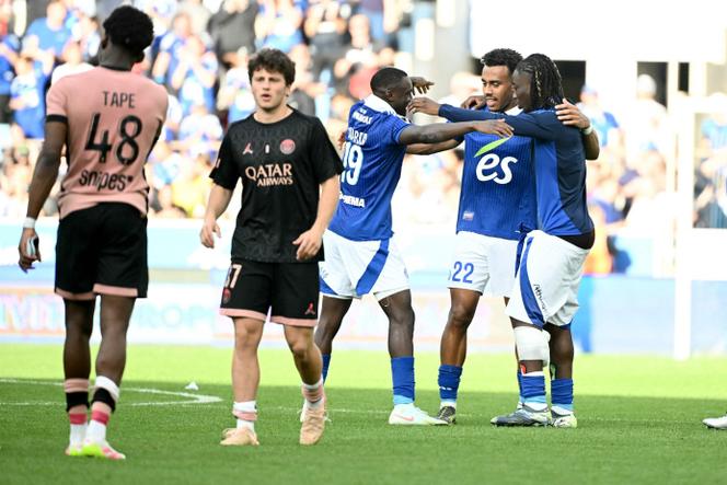The players of Strasbourg, in blue, celebrate their 2-1 victory against Paris Saint-Germain during the 32nd day of Ligue 1, on May 3, 2025, at the Stade de la Meinau, in Strasbourg.